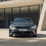 kia optima grise design moderne devant batiment contemporain