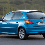 peugeot 206 saloon bleu métallisé sur route