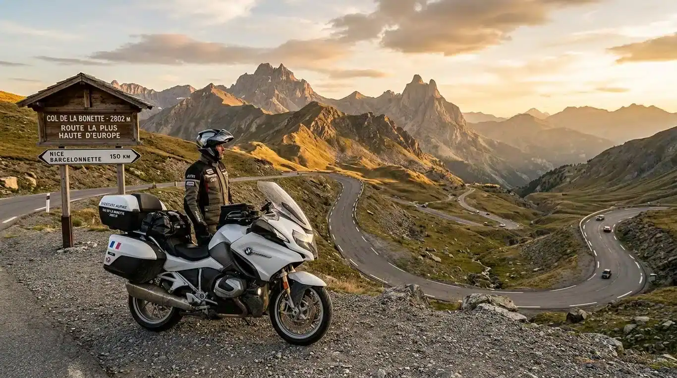 Moto de tourisme sur une route de col dans les Alpes françaises au coucher du soleil