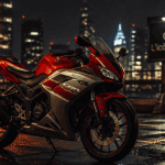 honda cbr 125 rouge stationnée en ville au crépuscule