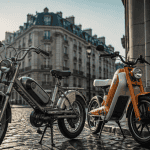 mobylette electrique retro et moderne sur rue urbaine