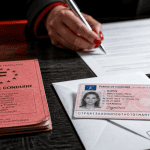 nouveau permis de conduire et ancien permis rose sur table