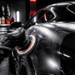 Polissage voiture sur carrosserie noire avec contraste