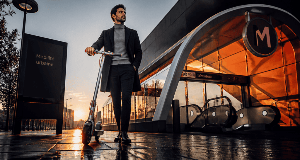 Homme élégant avec trottinette adulte sur trottoir urbain
