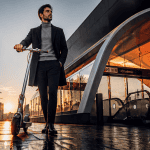 Homme élégant avec trottinette adulte sur trottoir urbain