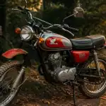 honda 125 xls rouge vintage garée forêt