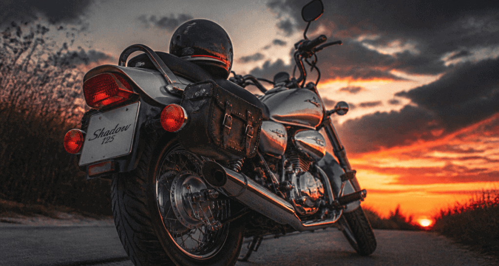 honda shadow 125 garée au crépuscule