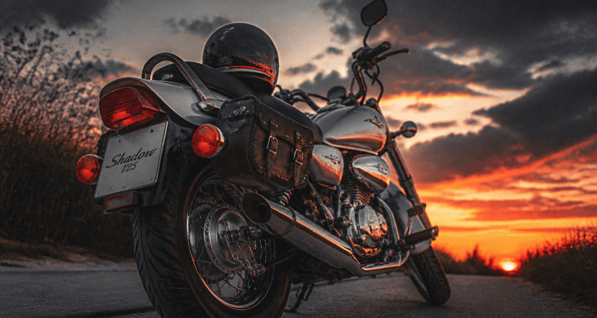 honda shadow 125 garée au crépuscule
