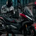 Moto automatique DCT sous la pluie en ville