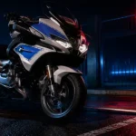 moto de police BMW RT de patrouille de nuit devant le commissariat