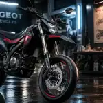 Peugeot XP6 2026 supermotard noire et rouge, vue bas angle