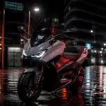scooter tmax 560 stationné ville nuit