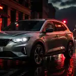 SUV micro hybride 48V gris sur route humide au crépuscule