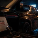 Voiture hybride définition : vue en parking urbain humide, câble de recharge orange