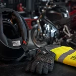 Équipements moto obligatoire : casque, gants, gilet haute visibilité, feux et plaque