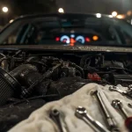 Ma voiture cale au ralenti : moteur au ralenti, capot ouvert et voyant moteur