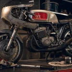 Moto 2 temps ancienne en atelier, moteur et pièces