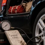 Pression pneu polo 4 : 1,9 bar à froid à vide, 2,3 bar chargé, manomètre sur compresseur