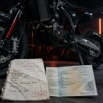 Honda supermotard noire CRF 450 en atelier, plan rapproché