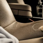 Nettoyage du cuir beige voiture avec microfibre et brosse douce