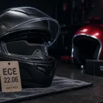 Prix de casque moto : casque intégral noir en atelier, étiquette ECE
